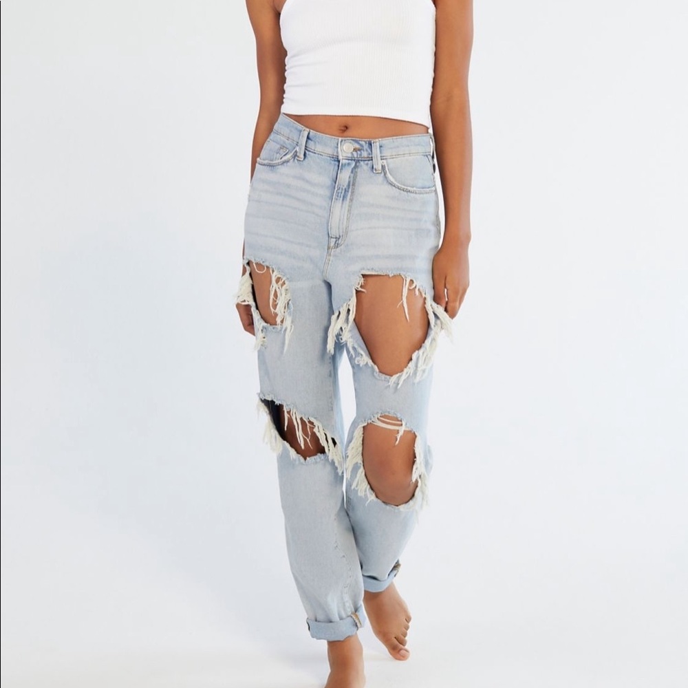 Urban Outfitter BDG Ripped Mom High Rise Jeans. 29
